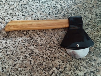 Kráječ na pizzu nebo koláč "SEKERKA" - řezací kolečko je v ostří