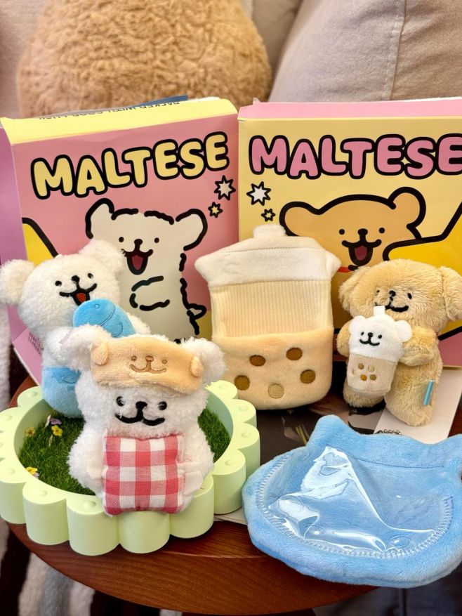 ✨ NOVINKA ✨ Maltese – Packed with good luck Roztomilý blind box, který je víc než jen doplněk 💕 🎀 Můžeš ho nosit jako...