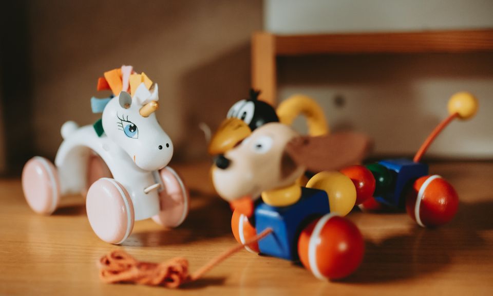 Ručně malovaná dřevěná hračka