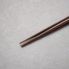 Tmavé hůlky z přírodního dřeva ve bambusovém odstínu Bamboo Chopsticks