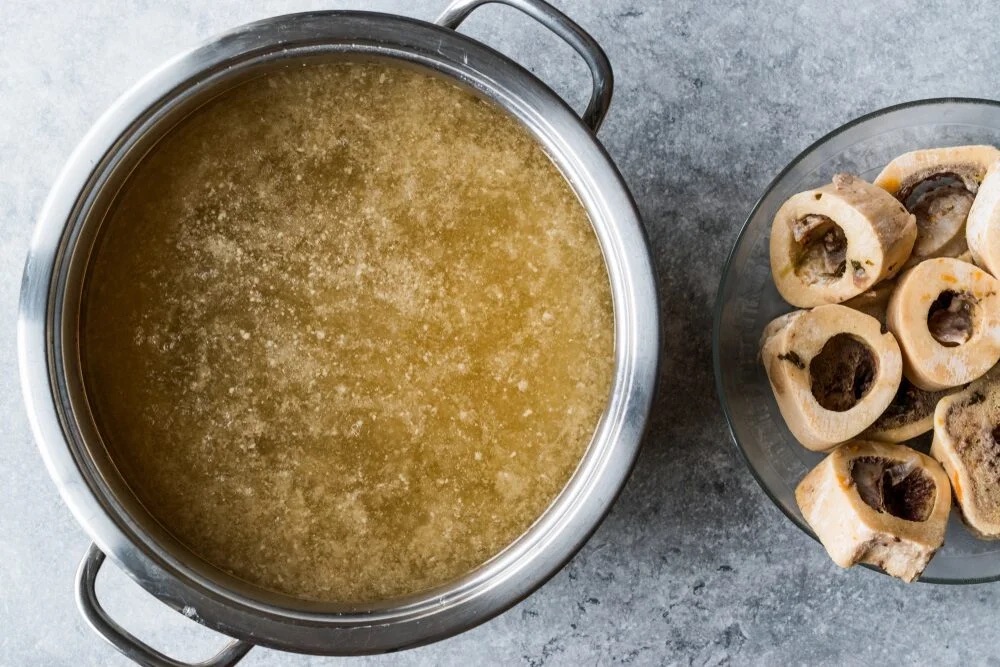 Kolagen ve stravě: Přírodní zdroje vs. doplňky stravy