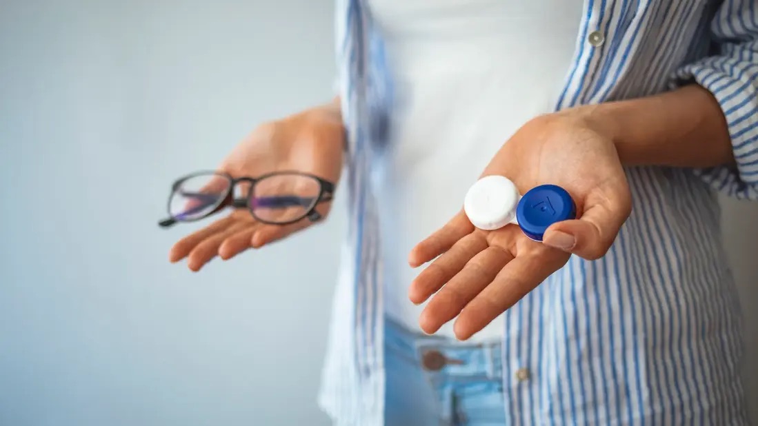 Kontaktné šošovky vs. okuliare: Čo je pre vás najlepšie?