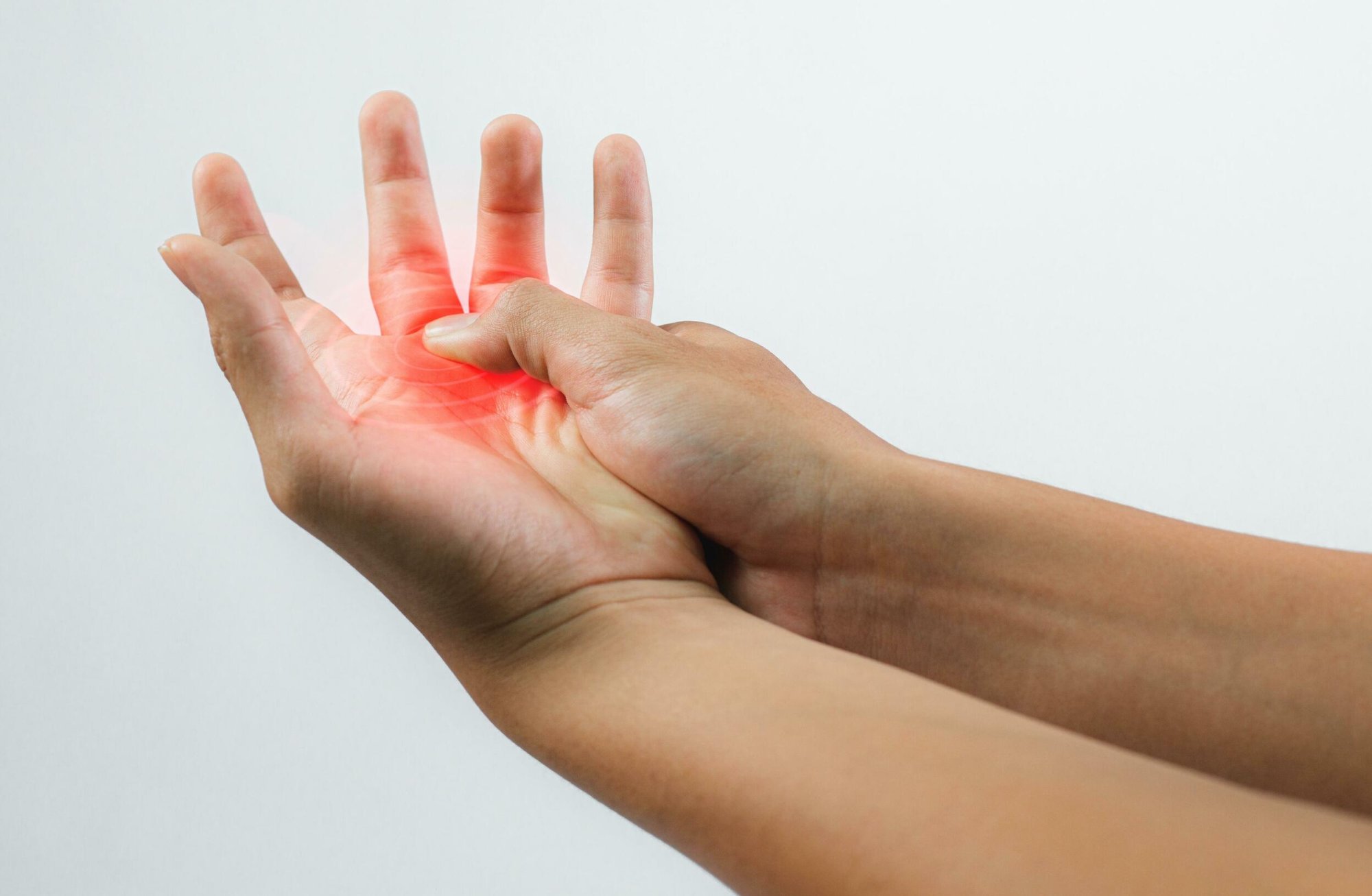 Čo spôsobuje bolesť kĺbov prstov a ako ju odstrániť