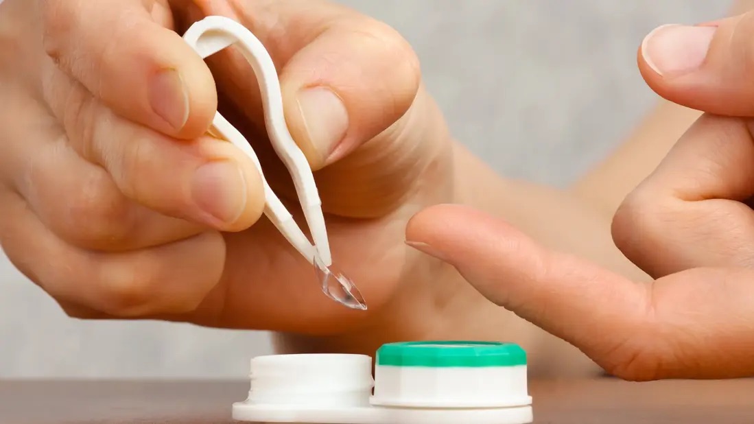 Čo sa stane, keď spíte s kontaktnými šošovkami?