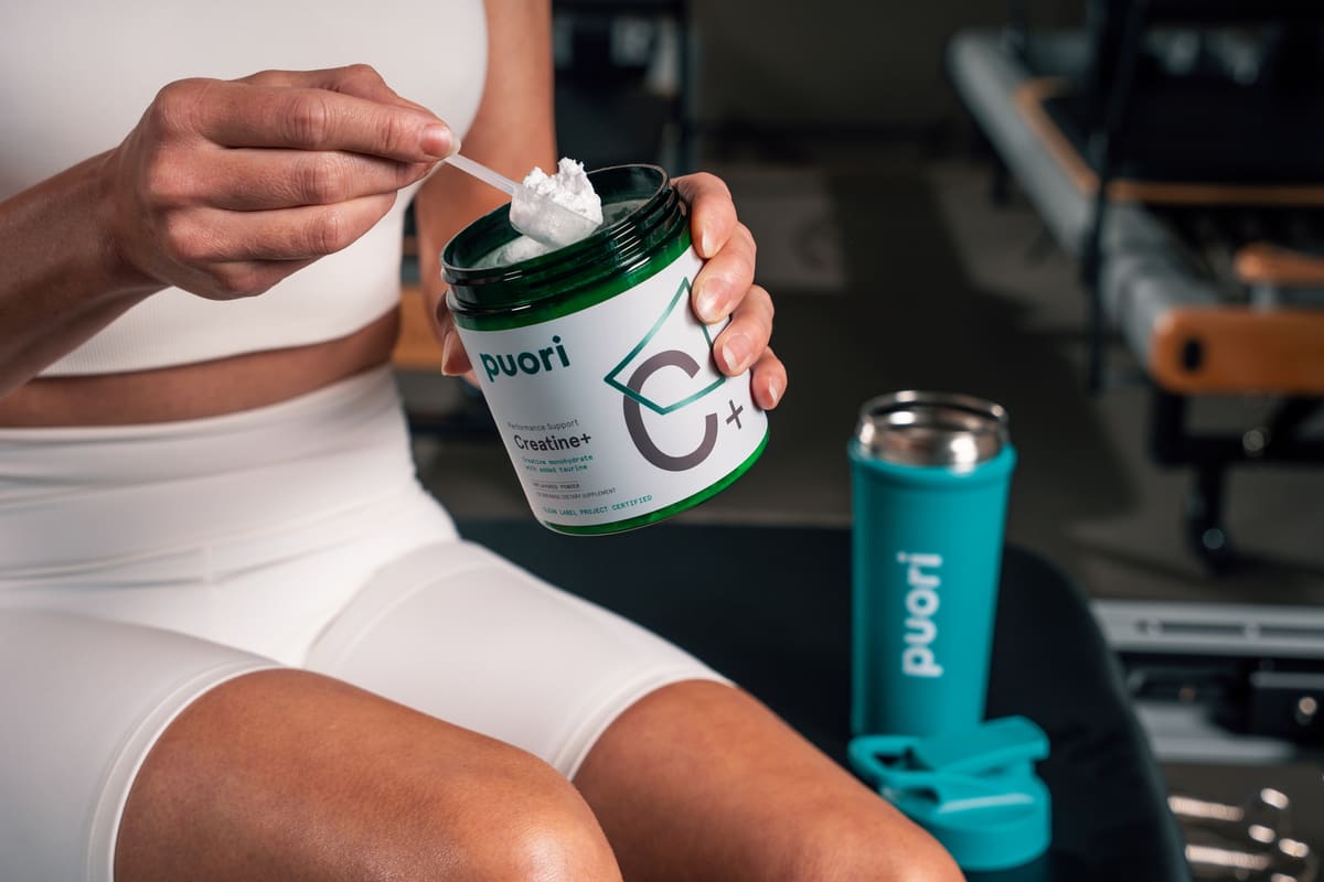 Puori Crea+ kreatín – naberanie odmerky prášku do shakeru