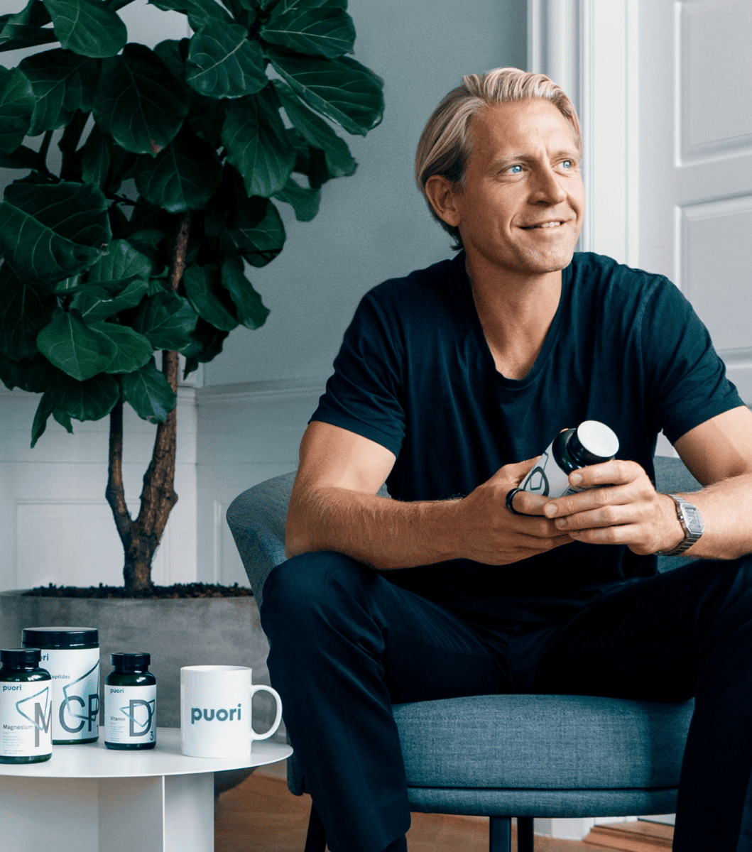 Zakladateľ Puori Oliver s doplnkami Puori v obývačke