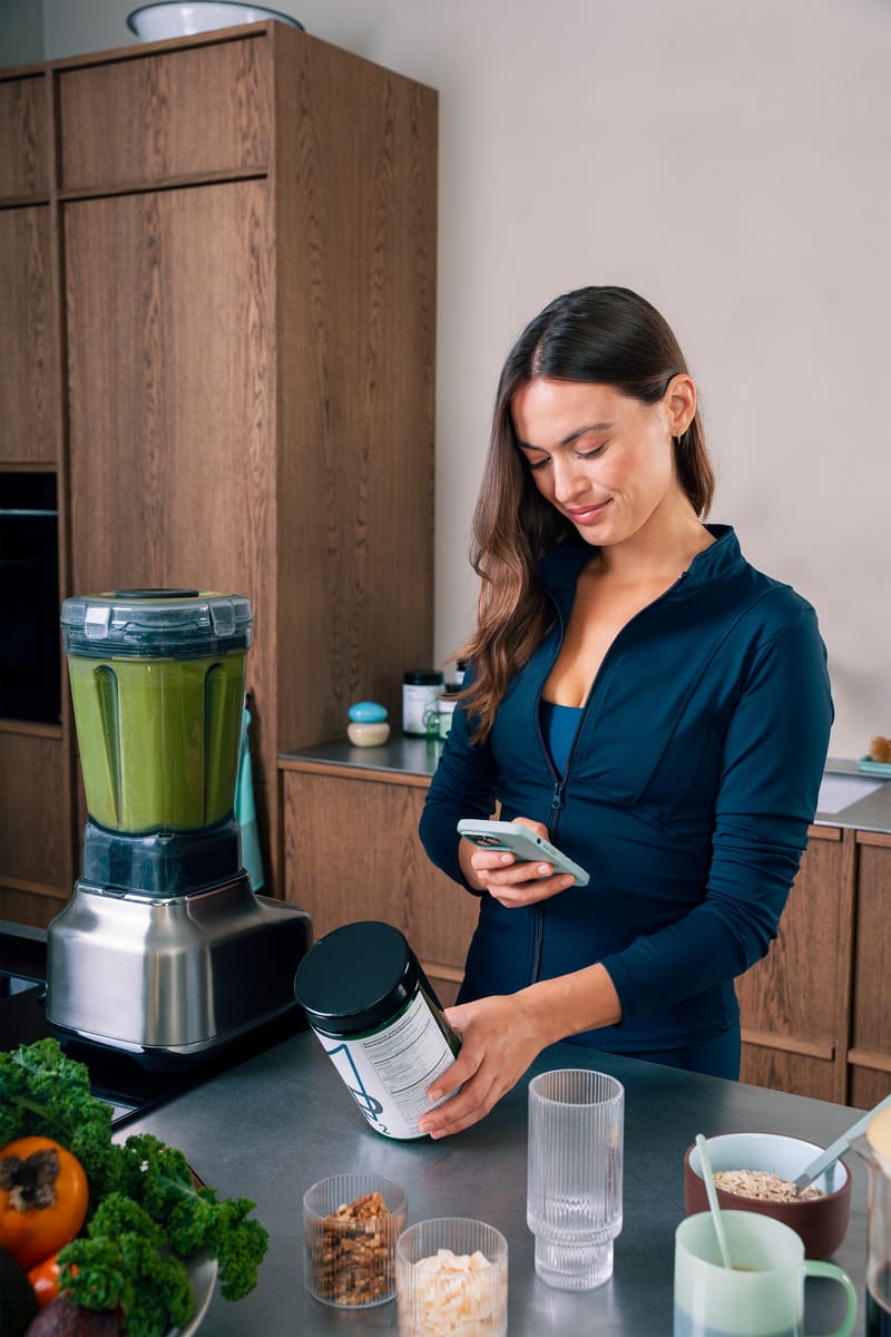 Žena skenuje QR kód na obale Puori CP2 pre zobrazenie výsledkov testov šarže