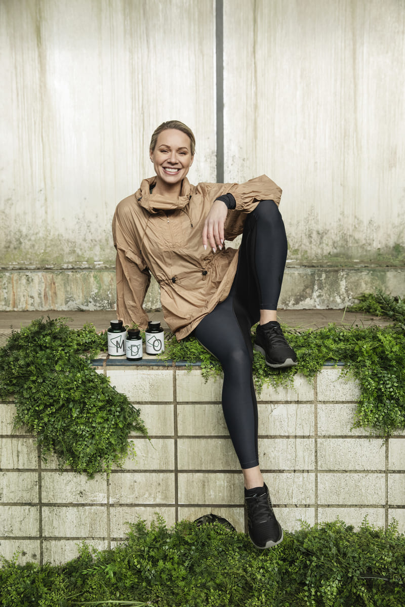 Športujúca žena so základnými doplnkami Puori M3, D3 a O3