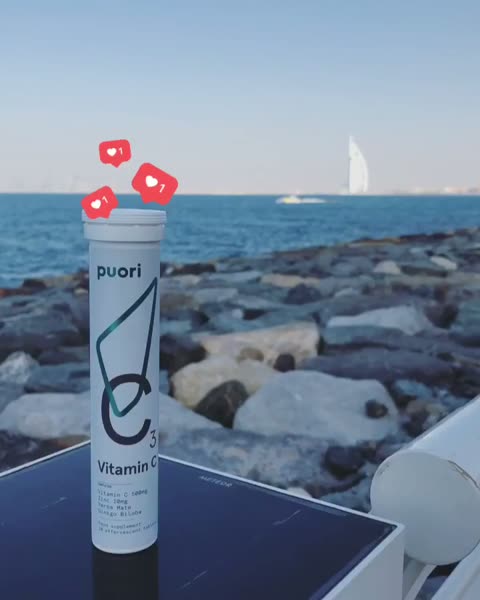 Puori C3 na stole pri mori v Dubaji
