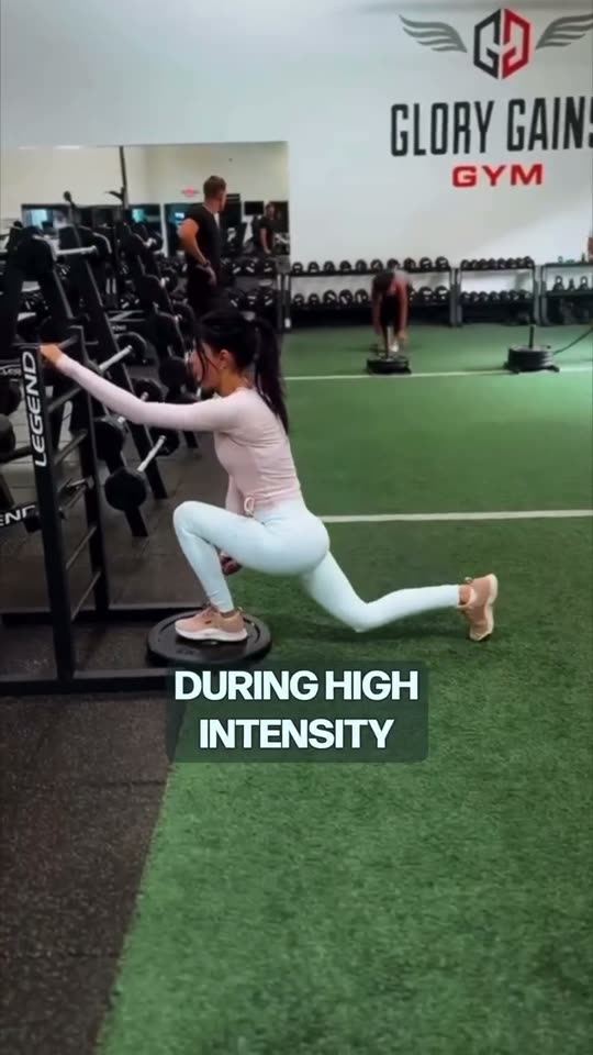 Žena pri silovom tréningu vo fitnescentre