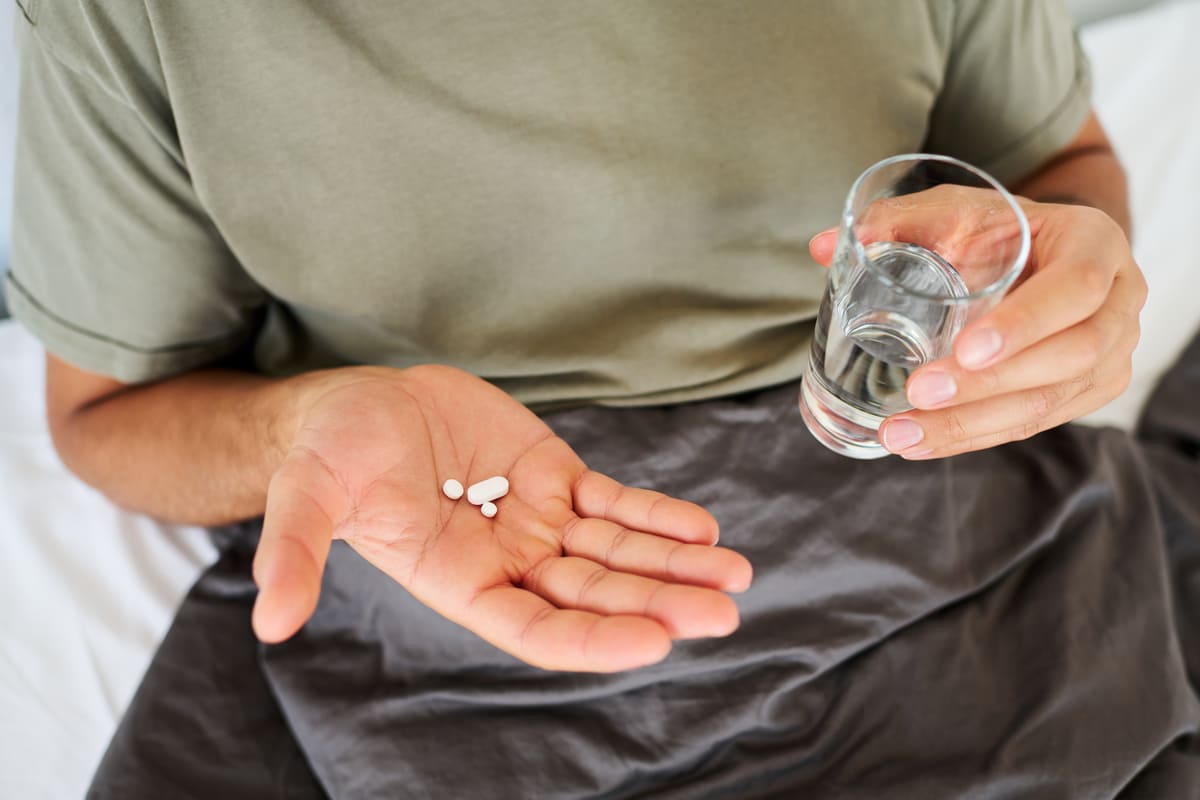 Ilustrácia obnovy črevnej mikroflóry po antibiotikách – jemná ochranná aura okolo brušnej oblasti