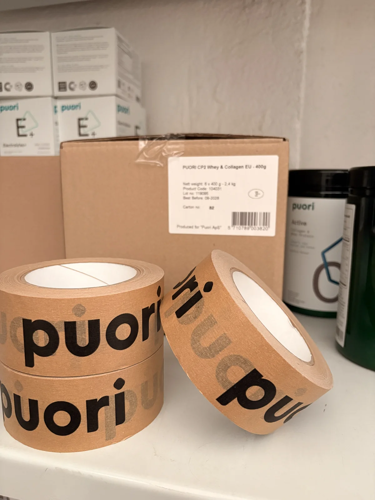 Baliaca páska s logom Puori pri krabici od dodávateľa