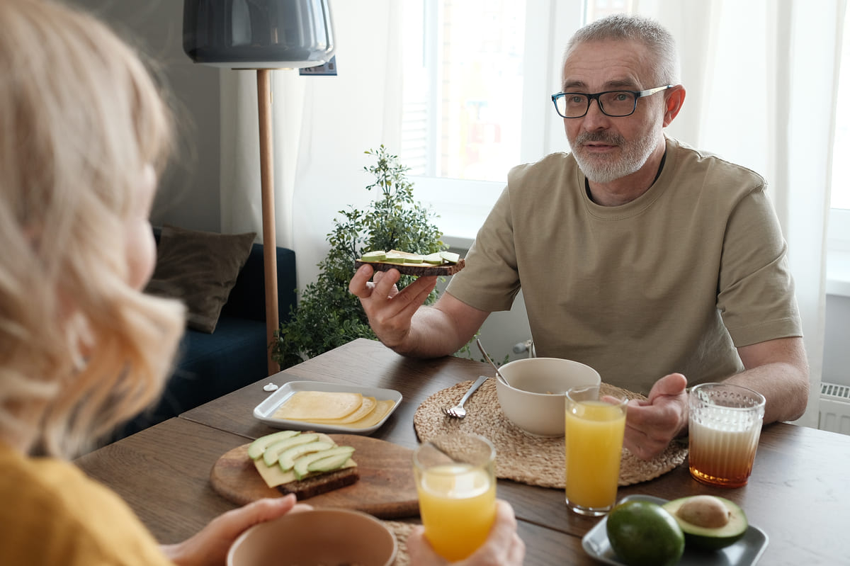Realistická fotografia: zdravé raňajky a rutinné užívanie probiotík pre celoročnú imunitu