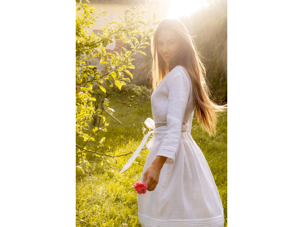 ŠATY S LODIČKOVÝM VÝSTŘIHEM po kolena