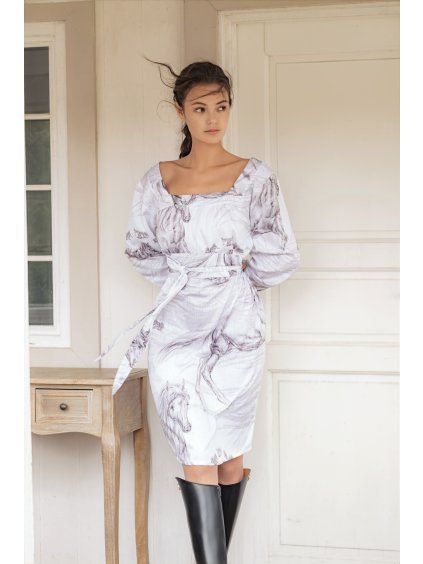 Šaty s hranatým výstřihem