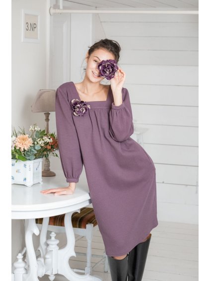 Šaty s hranatým výstřihem