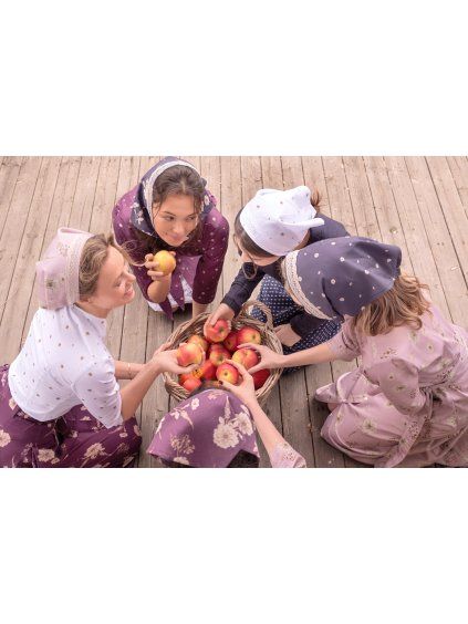 TRIANGLE SCARF with bobbin lace