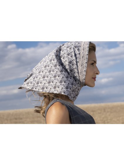 TRIANGLE SCARF with bobbin lace