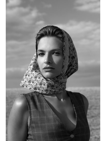 TRIANGLE SCARF with bobbin lace