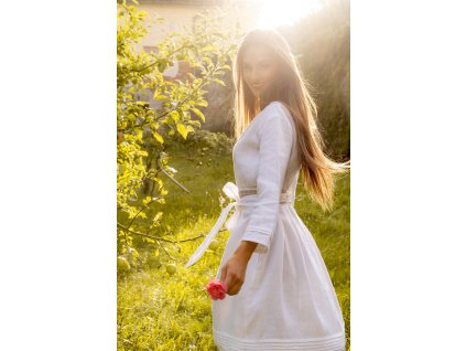 ŠATY S LODIČKOVÝM VÝSTŘIHEM po kolena