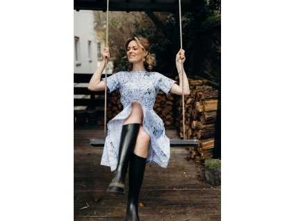 Šaty s rukávkem po kolena