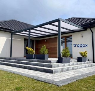 Základní sestava s mléčným sklem... www.tradox.cz, info@tradox.cz . . . . . . #hlinikovapergola #terasa #pergola #zahrada...