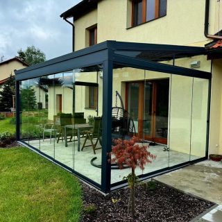 Začátek sezóny v nové pergole! Jedna z našich nejnovějších realizací. www.tradox.cz . . . . #pergola #zahrada...