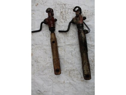 Zetor uř1 7211 věšák zvedák ramen menší