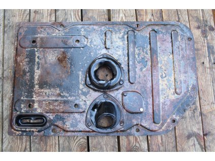 Podlaha část u řadící páky Zetor 8011 8045 12011 12045 16045 10145 12111 12145 16145  Bez poškození Československá výroba.