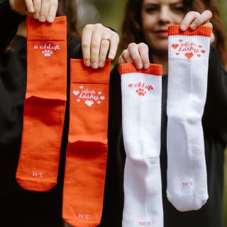 Lásku máme ♥️🤍🩷 i na ponožkách! Bavlněných i funkčních. Někdy stačí jen O chlup více lásky, aby bylo krásně 💁🏻‍♀️ nákupem...