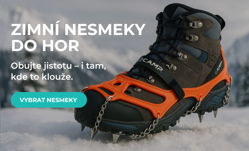 Zimní pohorka se sportovními nesmeky CAMP na sněhu v horách – ideální volba pro bezpečný pohyb na zledovatělém terénu.