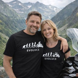 🏍️ Pánské tričko – Evoluce motorkáře (Enduro) Pro všechny, kteří vědí, že skutečný vývoj vrcholí až ve chvíli, kdy sedíš...