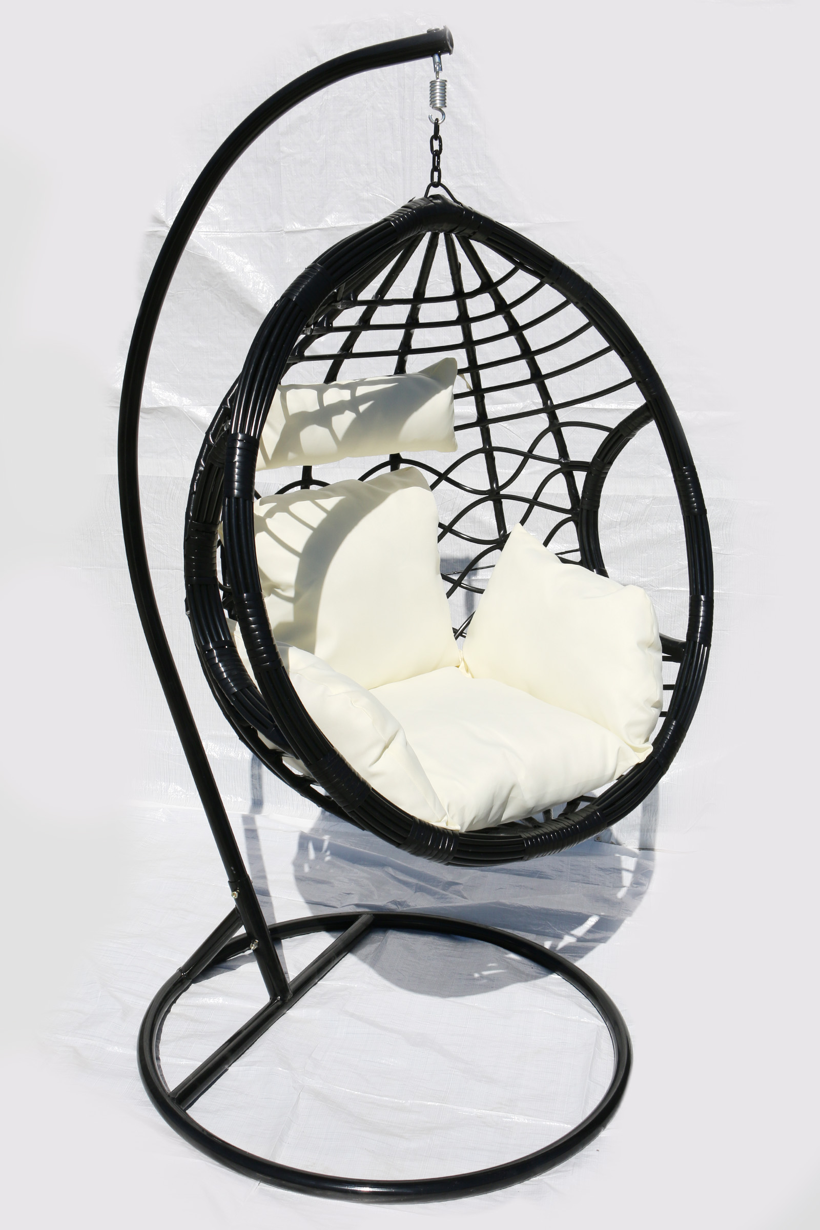 Závesné kreslo 03 čierne s béžovou poduškou