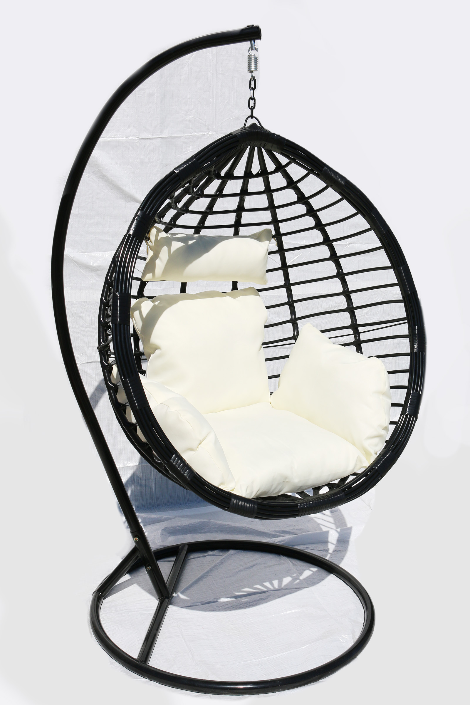 Závesné kreslo 04 čierne s béžovou poduškou