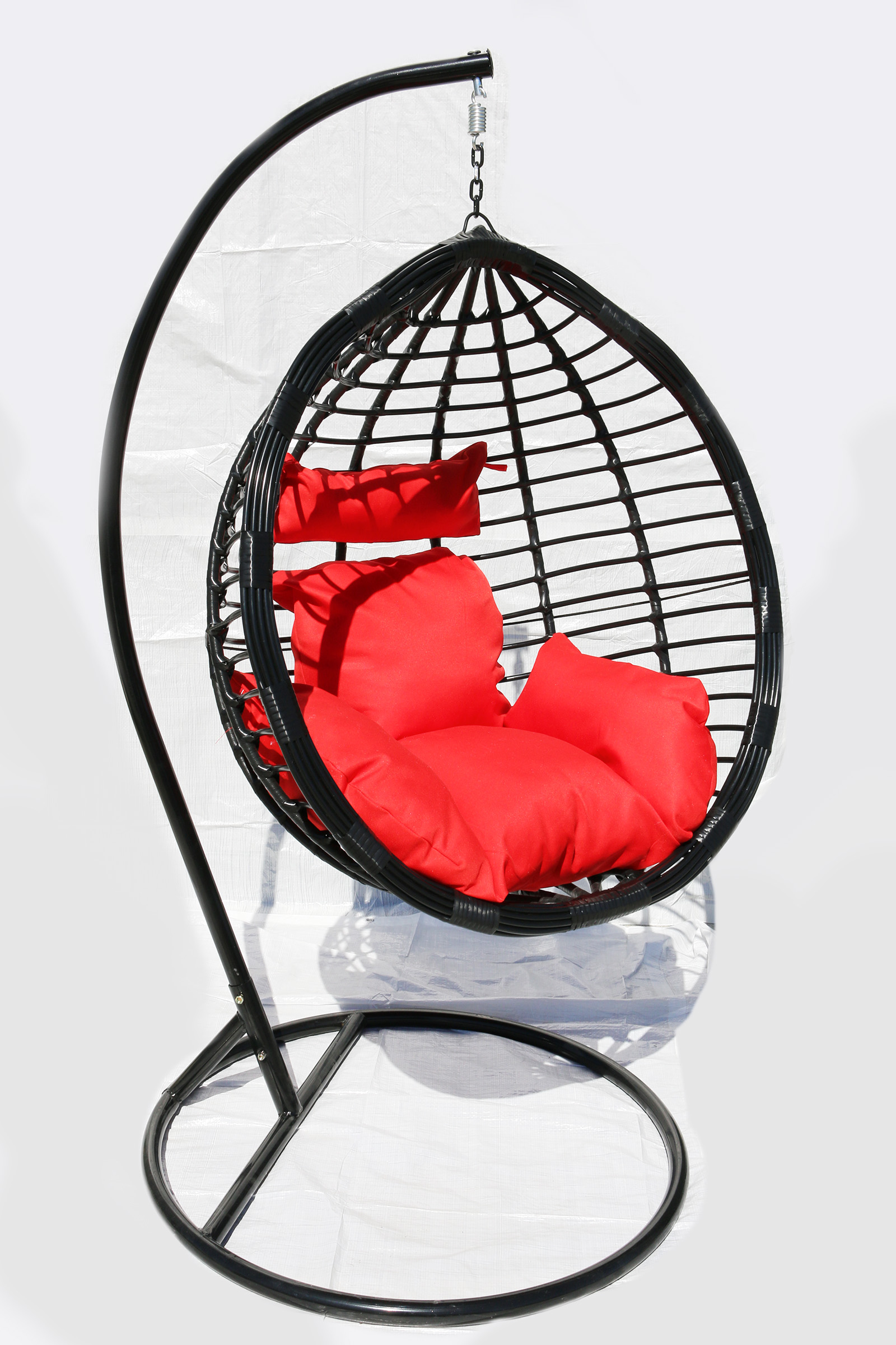 Závesné kreslo 04 čierne s červenou poduškou
