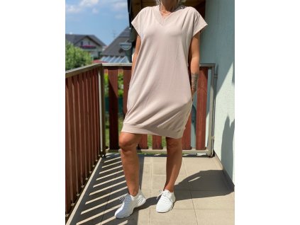BASIC ŠATY S VÝSTŘIHEM DO V BÉŽOVÉ