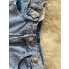 JEANS SVĚTLA MODRÉ S LEMEM A KNOFLÍČKEM RE-2-A (Velikost XS)