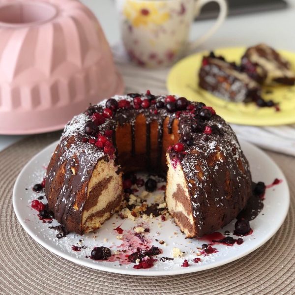 Mramorová bábovka s marmeládou