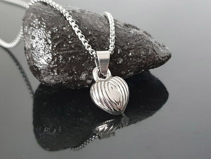 Ocelový řetízek Srdíčko mini “Tiny Striped Heart” stříbrná