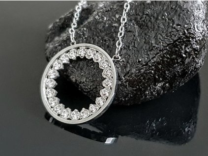 Ocelový náhrdelník “Kruh osázený kamínky” stříbrná