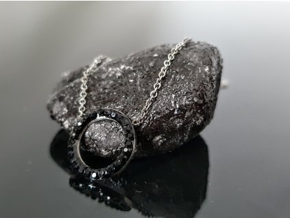 Ocelový náhrdelník “Kruh s černými kamínky” stříbrná