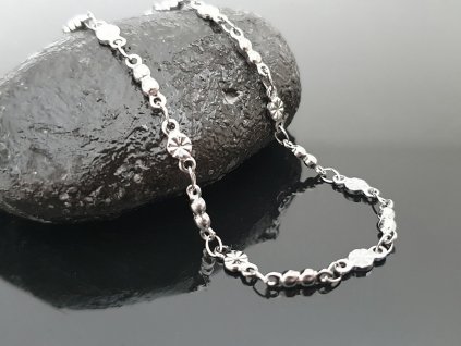 Ocelový náramek s placičkami “Delicate Charm” stříbrná