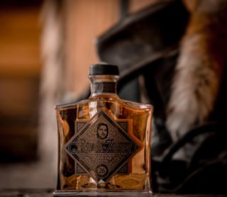 "Ron de Jeremy - váš společník do světa dobrodružství a chuťových zážitků. Nechť každý doušek oživí vaše smysly a ponoří...