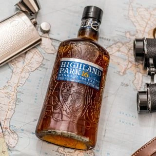 Dejte zimě "high-five" 🖐️ s touto 16 let starou whisky Highland Park Wings of The Eagle! 🦅 A zpříjemněte si zimní chvíle....