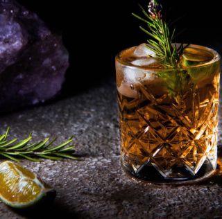 Skotská whisky ve slušivé lahvi 🧴 Highland Park Loyalty of the Wolf je čtrnáctiletá vlčice 🐺, která vyje na ten správný...