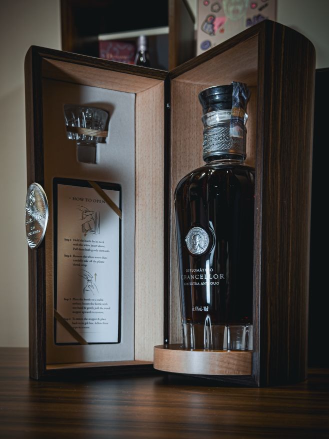 Exkluzivní rum Diplomático Chancellor Ron Extra Añejo Tmavý karamel, sušené ovoce, kakao a dub v dokonalé rovnováze. 47 %,...