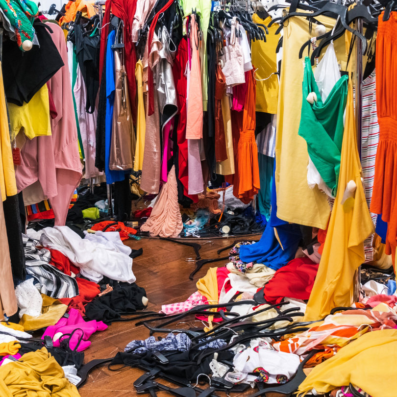 Neviditelná cena levného oblečení