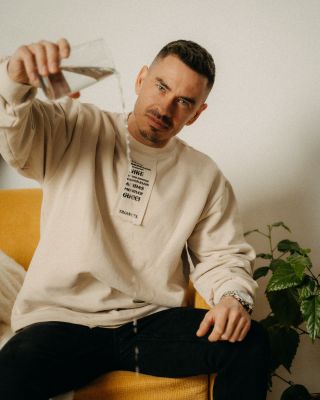 Nejsou jako my 🖤 My víme, kdo a jak 🪡 šije naše oblečení a část peněz z prodeje dáváme těm, kteří to potřebují. . 📍:...