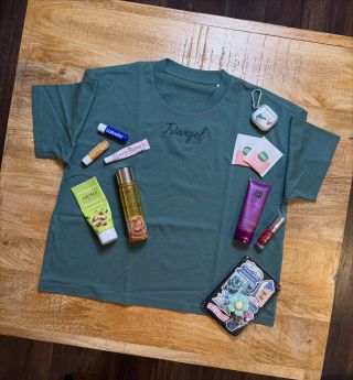 oblíbený kousek naší Marti a její essentials - hezky vonět, hydratovat tělo i zevnitř a obohacovat slovní zásobu čtením.....