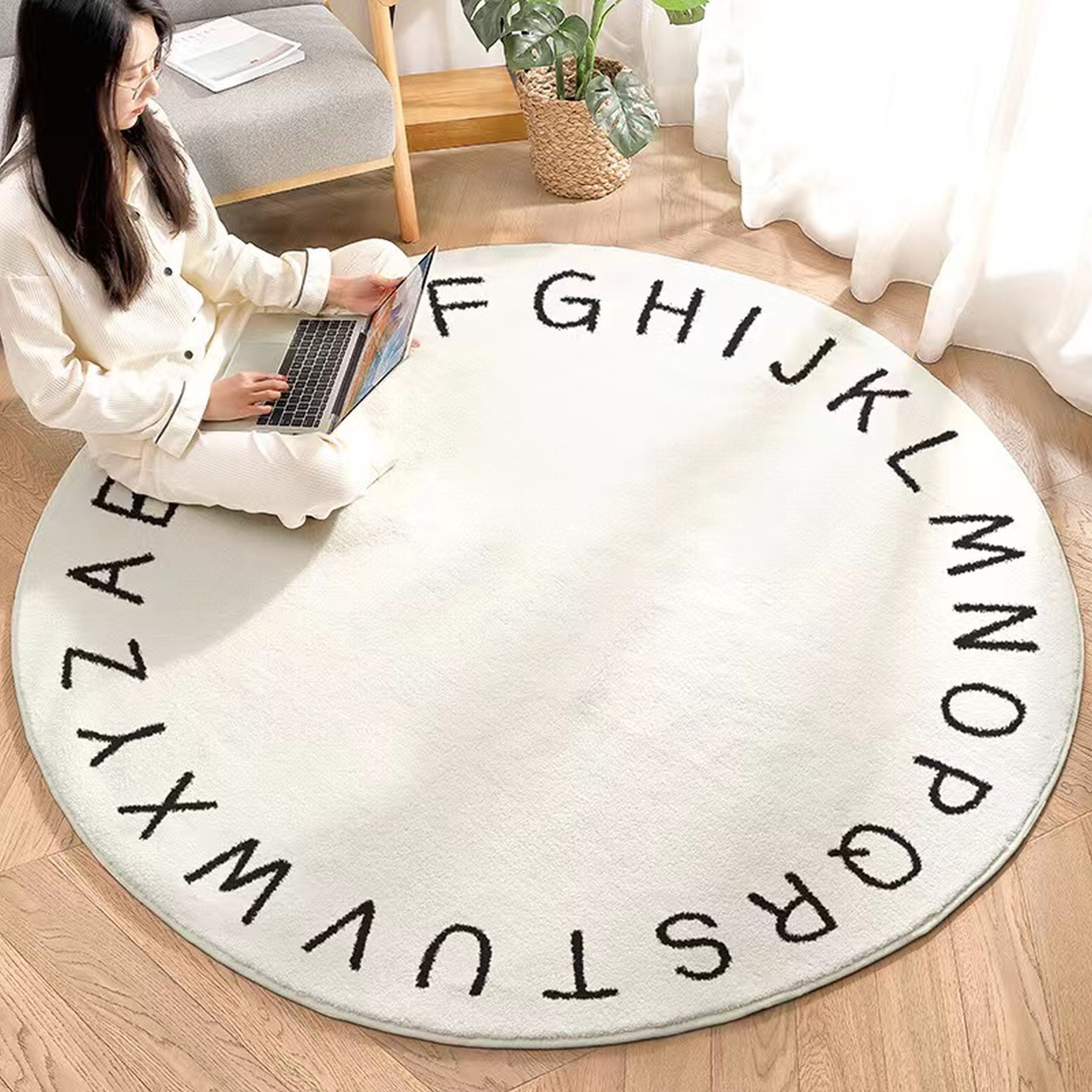 Kusový kruhový koberec Letters Rozměry: 100x100 cm